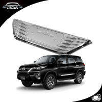 กรอบป้ายทะเบียน LED  กรอบป้าย โตโยต้า ฟอร์จูนเนอร์ สี โครเมียม Toyota Fortunerจำนวน 1ชิ้น 4ประตู ปี2015-2017 ขนาด 102*29*7 มีบริการเก็บเงินปลายทาง