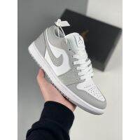 [HOT] Ready Stock Original NK* Ar* -J0dan* 1 Low Mens And Womens Sports Shoes สีขาวอมเทา Classic Simple And Versatile Casual รองเท้าบาสเก็ตบอล {Free Shipping}