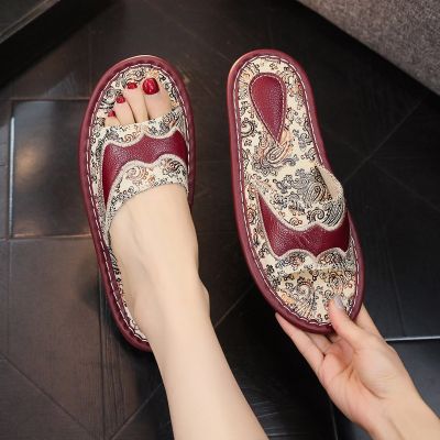 【CC】✳┅  Leather Sandals Fashion Embroidery Floor Slides Men Soft Sole Outdoor Slippers Couple Shoes
