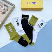 จุด Fendi ถุงเท้าของผู้หญิงสูงด้านบนใหม่ FF อเนกประสงค์เย็นยุโรปและอเมริกาที่มีชื่อเสียงของผู้หญิงถุงเท้ากลางลูกวัวสไตล์เกาหลีจดหมายเรียบง่ายถุงเท้าผ้าฝ้าย