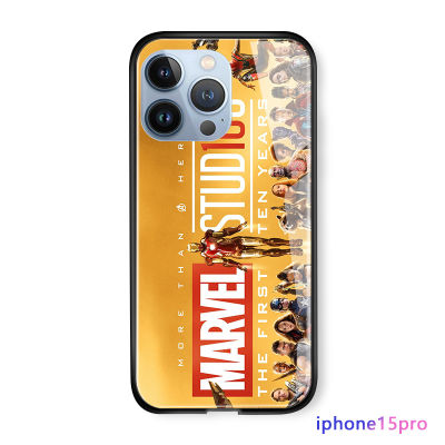 GGK เคสสำหรับ Apple iPhone 15 Plus 15 Pro Max 15 Pro Classic เคสโทรศัพท์ Marvl สำหรับเด็กผู้ชาย Studio Logo เคสมันวาวกระจกนิรภัยเทมเปอร์หลังกระจกเคสโทรศัพท์สิบปีแรก