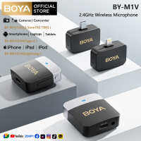 BOYA BY-M1V ไมโครโฟนแบบหนีบเสื้อแบบไร้สายสำหรับ iPhone/iPad/Android/DSLRs/Cameras Plug-Play Clip On Lapel Mic สำหรับ YouTube/Facebook/TikTok/Interview/Vlog พร้อมฟังก์ชันลดเสียงรบกวน