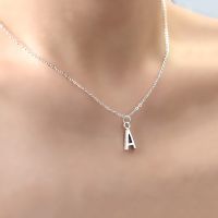 【YF】 Cor de prata antiga carta inicial pingentes colares simples gargantilha para as mulheres jóias festa aniversário presente collier femme