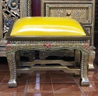โต๊ะกราบพระ ที่กราบพระหุ้มเบาะสีเหลืองขนาด 25 cm. x 45 cm.x 35 cm. โต๊ะไม้กราบพระสีทองเก่าเดินเส้นแต่งกระจก