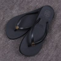 TORY BURCH- ด้านนอก TB สีดำล้วน Flip-Flops ทุกวันที่เดินทางมาพักผ่อนรองเท้าชายหาดกันลื่นคลิปนิ้วเท้ารองเท้าโจ๊กเกอร์กระเป๋าจดหมายJH