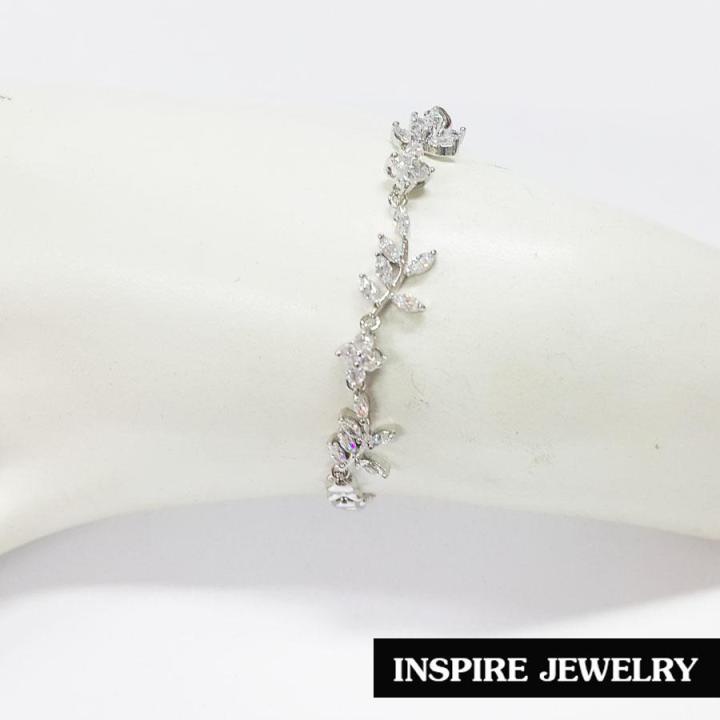 inspire-jewelry-สร้อยข้อมือเพชร-รูปดอกไม้-และใบไม้-เลื้อยยาวรอบข้อมือ-เพชรรูปมาคี-เพชรcz-และสายเพชร-งานจิวเวลลี่-แบบร้านเพชร-งานน่ารัก-ปราณีต-สวยงาม-พร้อมกล่องกำมะหยี่-เหมาะกับการแต่งกายทุกรูปแบบ