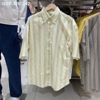 ☬UNIQLO ห้องลองเสื้อผลิตในฤดูร้อนของปี2023เสื้อเชิ้ตมีลาย K458961แบบหลวมๆของผู้ชายแบบใหม่ที่ใส่สบายพร้อมแขนสั้น