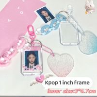 Kawaii 1 นิ้วผู้ถือบัตรอะคริลิคพวงกุญแจจี้ KPOP Photocard ฝาครอบ Clear Mini ID Card Case สาวเครื่องเขียนโรงเรียน