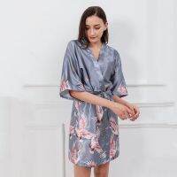 {Xiaoli clothing} Xiaoli clothingSummer ผู้หญิงผ้าไหมน้ำแข็ง Lady Nightgown Crane ดอกไม้พิมพ์เสื้อคลุมอาบน้ำสั้น
