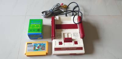 สินค้าราคาพิเศษครับ ชุดเครื่องเกมส์ Famicom เกมส์สนุกวัยเด็ก ประกอบด้วยเครื่องเกมส์ Famicom รุ่นมีสาย AV เลยในตัว พร้อมหม้อแปลงฟูจิวรุ่นท๊อปไฟสเถียน ไฟแรง ทน เล่นเกมส์แล้วภาพไม่กระตุก แถทด้วยตลับเกมส์ mario1 สุดมันส์ ขายในราคาพิเศษ