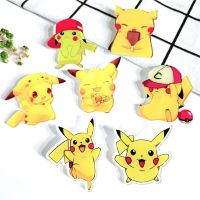 [AhQ ornaments] 5ชิ้นสุ่มโปเกมอนเข็มกลัด Pikachu ตราน่ารักการ์ตูนอะนิเมะแอ็คชั่นคอลเลกชันตกแต่งกระเป๋ามอนสเตอร์เด็กของเล่นของขวัญ