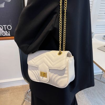 The new popular female inclined shoulder bag bag this spring 2022 niche ins oblique satchel senior feeling small bread