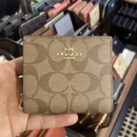 ? พร้อมสงในไทย!! Coach Snap Wallet กระเป๋าสตางค์ 2 พับรุ่นใหม่ มีช่องใส่เหรียญ ?