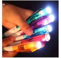 เครื่องเขียนที่สร้างสรรค์น่ารักพร้อมไฟ LED ปากกาลูกลื่นปากกาปากกาลูกลื่นไฟฉายนักเรียนแบบอเนกประสงค์ปากกาลูกลื่นเรืองแสง
