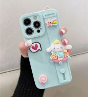 เคสโทรศัพท์มือถือลายการ์ตูนน่ารัก Cinnamoroll Pochacco สุนัขพร้อมสายรัดข้อมือที่จับสำหรับ iPhone โทรศัพท์14 Pro Max 13 Pro Max 12 Pro Max ซิลิโคนนิ่มกันกระแทกฝาครอบด้านหลังสำหรับ iPhone 11 Pro Max