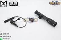 ไฟฉายติดปืน ยี่ห้อ Surefire รุ่น M640W (ขาปรับองศาได้) (มีโหมดไฟกระพริบ)  ● ขนาด : กว้าง 31mm. ยาว 150mm. ● น้ำหนัก : 110 กรัม  ● คุณสมบัติ : 1. ทนแรงรีคอยได้ดีเยี่ยม 2. ระดับความสว่าง 400 Lumen 3. มาตรฐานกันน้ำระดับ IP7 (กันน้ำลึก1เมตร นาน30นาที) 4. สามา