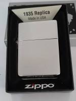 Zippo 1935.25   REPLICA BRUSHED CHROME สีเงิน ผิวโครเมี่ยม  ทรงย้อนยุคปี1935  ทรงเหลี่ยม  ตัวสั้น   บานพับนอก3ข้อ   ตูดตัน  โม่ทะลุ   ของใหม่ไม่ผ่านการใช้งาน