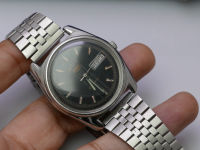 นาฬิกา Vintage มือสองญี่ปุ่น Seiko 5 Five ระบบ Automatic Day Date 7009 8600P ผู้ชาย ทรงกลม กรอบเงิน หน้าปัดสีดำลาย หน้าปัด 37มม. สายสแตนเลสใช้งานได้ปกติ สภาพดี ของแท้ ไม่กันน้ำ