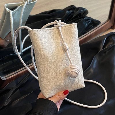 กระเป๋าใบเล็กมินิเนื้อเล็กสำหรับผู้หญิง 2023 กระเป๋าใส่ศัพท์มือถือแบบสบายๆสไตล์ใหม่กระเป๋าสะพายข้างแฟชั่นเกาหลี