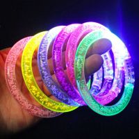 สร้อยข้อมือเรืองแสงสร้อยข้อมือเรืองแสง LED เรืองแสงในที่มืดกำไลกำไลส่องสว่างแบบสุ่มส่องสว่างขึ้นอุปกรณ์งานเลี้ยงของเด็กเล่น