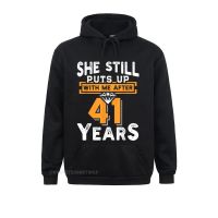 New Arrival MenS Sweatshirts Long Sleeve Hoodies Sportswears She Still Puts Up With Me After 41 Years Wedding Anniversary Size Xxs-4Xl