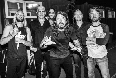 โปสเตอร์ Foo Fighters ฟูไฟเตอส์ Dave Grohl เดฟ โกรล Rock Music Band Poster รูปภาพ  ของสะสม ของแต่งบ้าน ของแต่งห้อง โปสเตอร์แต่งห้อง โปสเตอร์ติดผนัง 77poster