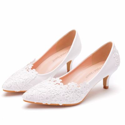 Simple elegant wedding shoe lace flowers white 5 cm high with the bride shoes picture taken wedding rite shoes
