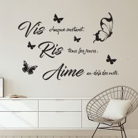 [24 Home Accessories] รูปลอกติดผนังคำคมฝรั่งเศส Vis Ris Aime สติกเกอร์ไวนิลผีเสื้อตกแต่งสำหรับห้องนั่งเล่น E434