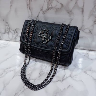 GUESS MINI CROSSBODY BAG กระเป๋าใช้งานได้ทั้งสายคู่และสายเดี่ยว สายสะพายเป็นโซ่แข็งแรงทนทาน  สวยโดดเด่น คุ้มสำหรับการใช้งานได้หลายโอกาส