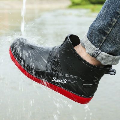 MIKEJIE รองเท้ารองเท้าบูทหน้าฝนแฟชั่นของผู้ชายสั้นกันน้ำ,รองเท้าลุยน้ำรองเท้าผ้าฝ้ายเนื้อนิ่มกันลื่นรองเท้าบูทหน้าฝนตกปลาในห้องครัว