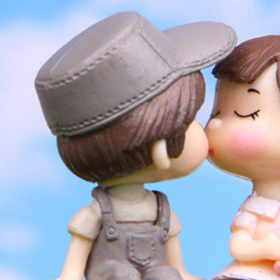 รูปปั้นพีวีซีตุ๊กตาเด็กชายสำหรับเด็กผู้หญิงรูปแกะสลักขนาดเล็กจูบกันของขวัญ Hiasan Kamar คู่รักสำหรับงานแต่งงานวันวาเลนไทน์