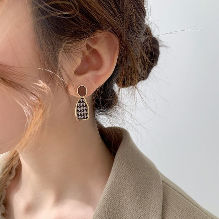 cod-houndstooth-earrings-niche-female-winter-retro-high-end-temperament-ear-mosquito-coil-french-light-luxury-atmosphere-personality-clip