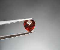 โกเมน  (Garnet) " หินแห่งชัยชนะ "  น้ำหนัก 0.79 ct. ขนาด 5.7*2.9*6 mm. พลอยแท้ 100% เนื้อดี ราคาถูก