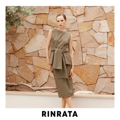 RINRATA - River Top เสื้อแขนกุด คอกลม ลายสกอต สีน้ำตาล อม เขียว ตกแต่ง โบผูก ตัวยาวคลุมสะโพก ผ่าด้านข้าง เสื้อทำงาน ชุดทำงาน เสื้อใส่เที่ยว