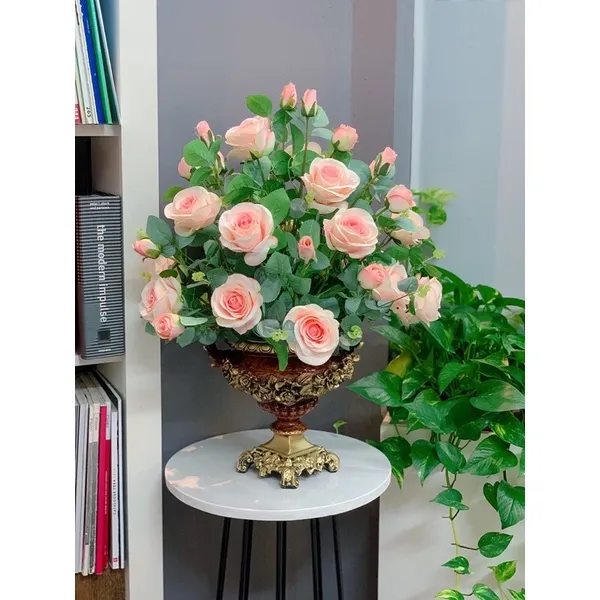 Bình Hoa Hồng Lụa là một trong những món quà đặc biệt dành cho những người thân yêu của bạn. Những hình ảnh tuyệt đẹp về bình hoa hồng lụa sẽ khiến bạn cảm thấy hài lòng về món quà của mình. Hãy cùng xem để tìm hiểu về cách chọn mua bình hoa hồng lụa đẹp nhất.