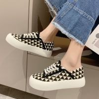 The new spring 2022 couples the checkerboard canvas shoes big yards of the foreign trade single female leisure shoes