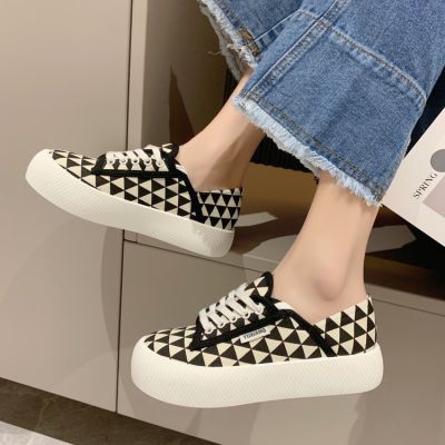 The new spring 2022 couples the checkerboard canvas shoes big yards of the foreign trade single female leisure shoes