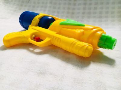 ปืนฉีดน้ำของเล่นเด็ก  สีเหลือง ขนาดยาว 29 เซนติเมตร