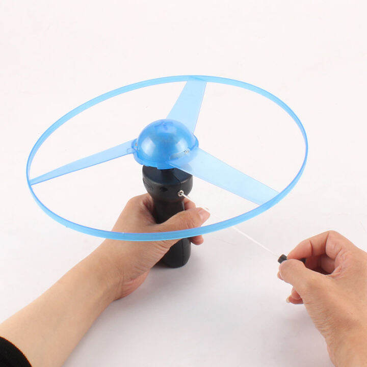 funny-spinning-flyer-luminous-flying-ufo-led-light-handle-flash-flying-ของเล่นสำหรับเด็กเกมกลางแจ้งสีสุ่ม