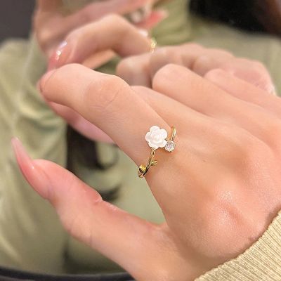 แหวนแฟชั่น ดอกคามิเลีย แบบเปิด ปรับได้ สําหรับผู้หญิง / แหวนนิ้วละเอียด เรียบหรู / แหวนปาร์ตี้ หรูหรา / เครื่องประดับผู้หญิงยอดนิยม 5211033⊕▨✣