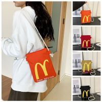 FRTGTTTT กระเป๋าใส่โทรศัพท์ กระเป๋า Crossbody ผ้าใบของ McDonald สไตล์เกาหลีแบบ การออกแบบชนกลุ่มน้อย กระเป๋าถือลายการ์ตูน สร้างสรรค์และสร้างสรรค์ กระเป๋าใส่เหรียญ กระเป๋าแมสเซนเจอร์ใบเล็ก สำหรับผู้หญิง