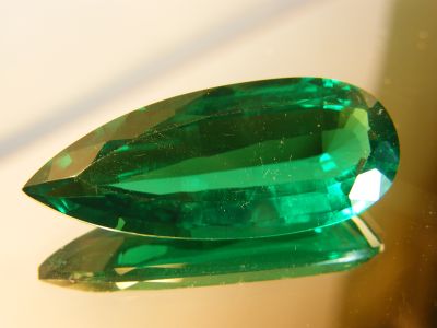มรกต พลอย Columbia โคลัมเบีย Green  Emerald  very fine lab made PEAR shape 15X38 มม mm...36กะรัต carats (1 เม็ด carats ) รูปหยดน้ำ (พลอยสั่งเคราะเนื้อแข็ง)