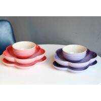 Le Creuset สโตนแวร์ Limited Edition น้ำแข็งดอกไม้สีชมพูจานชามข้าวผงน้ำแข็งแผ่นแบนไอริสดอกไม้สีม่วงแผ่นขนาดใหญ่บนโต๊ะอาหารชุด3ชิ้น