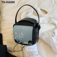 ✠ This year popular inclined shoulder bag bag female 2023 new boom BaoGuoFeng matching grid portable chain package