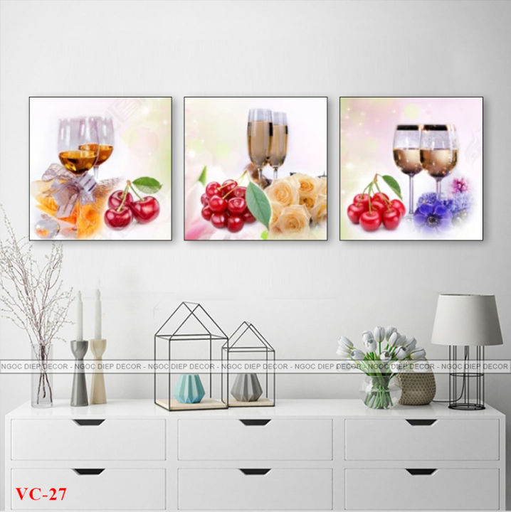 Thưởng thức bức tranh treo tường phòng ăn ly rượu hoa, quả cherry và nhấm nháp từng giọt rượu sẽ khiến cho bạn cảm thấy thoải mái và thư giãn. Hãy để bức tranh làm cho không gian phòng ăn của bạn thật ấn tượng và đầy tính cá nhân.
