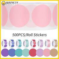 WAPKTY 500Pcs/Roll อุปกรณ์งานเลี้ยงวันเกิด บรรจุภัณฑ์ของขวัญ สีฉลาก ของตกแต่งบ้าน สมุดโน้ต สติ๊กเกอร์ ฉลากซีล สติ๊กเกอร์ฉลากจุด