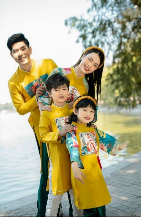 Gia đình, Áo dài: Khi nhìn vào hình ảnh, không phải chúng ta chỉ thấy các thành viên trong gia đình được mặc áo dài thật đẹp mà còn cảm nhận được tình yêu và sự đoàn kết trong mỗi khoảnh khắc. Áo dài trong hình ảnh trở thành biểu tượng cho sự kiêu sa và đẹp đẽ của gia đình Việt Nam.