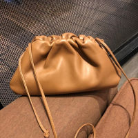 2019 AM Axi Ge พร้อมกระเป๋าเมฆเดียวกันหนังนิ่ม Cowhide S Bag Messenger Bag Dumpling Clutch Bag