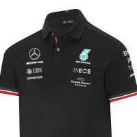 Mercedes-Benz เสื้อโปโลสุภาพบุรุษ มอเตอร์สปอร์ต สีดำ พิมพ์ลายดาว Mercedes  และโลโก้สปอนเซอร์ ผลิตจากฝ้าย 95% และอีลาสเตน 5%