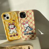 Fun Check Grain Good Lucky Rabbit Phone Case สำหรับ iPhone12Promax กรอบรูปโทรศัพท์ใหม่สำหรับ iPhone13 กรณีโทรศัพท์การ์ตูนสีเหลืองสำหรับ iPhone14 เคสซิลิโคนสีแดงสำหรับ iPhone11